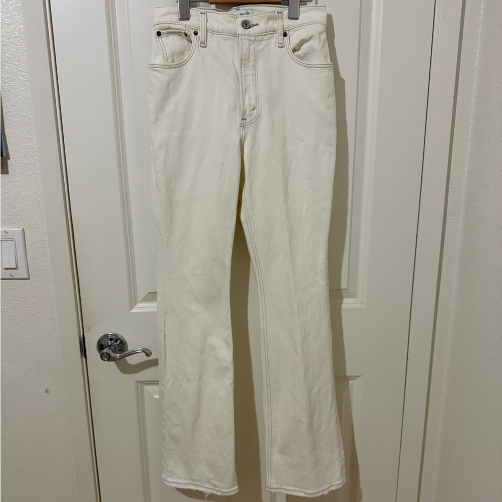 Abercrombie • 70’s vintage flair ultra high rise in white